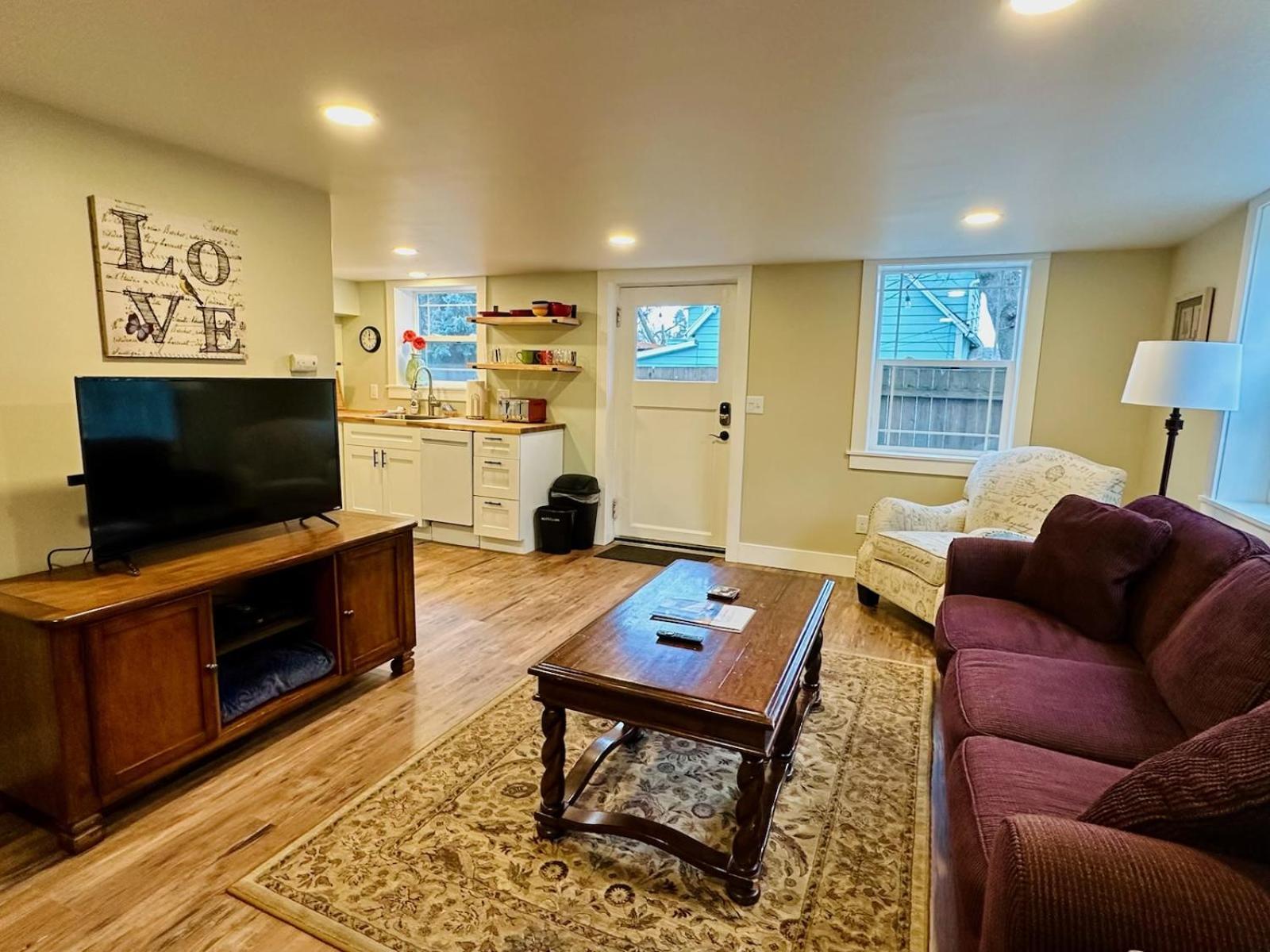 State Street Cottage, 1 Apartment *