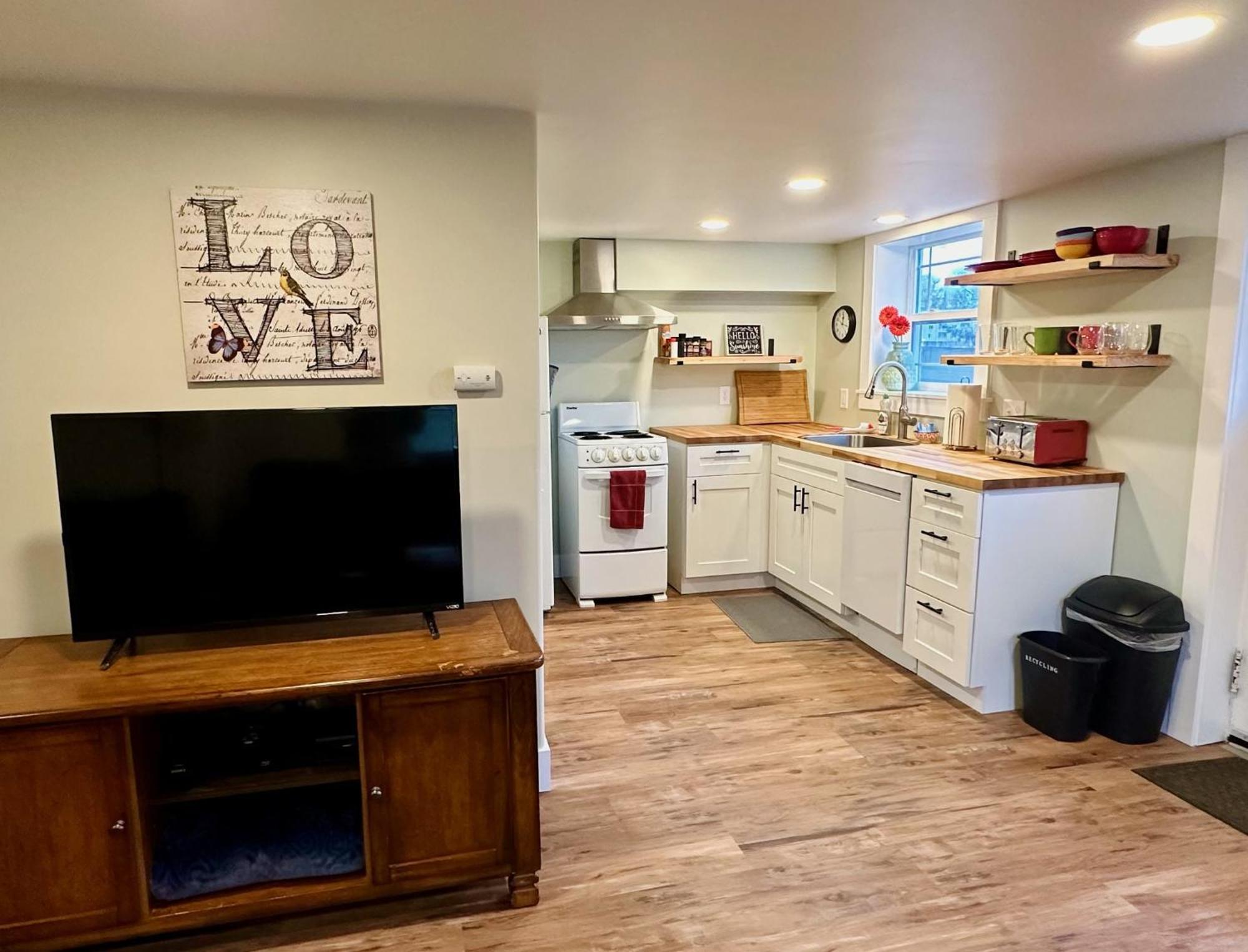 State Street Cottage, 1 * Pullman