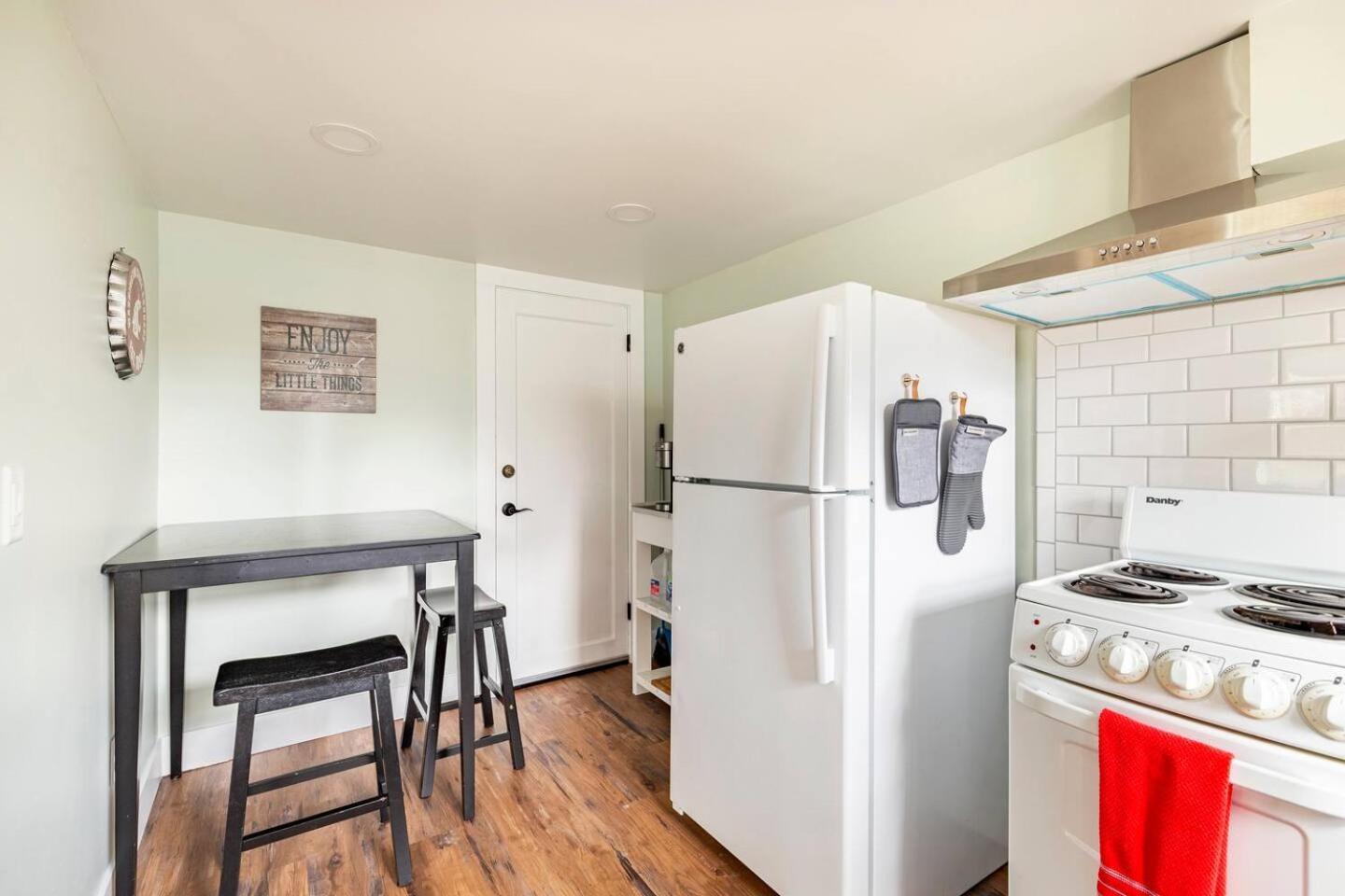 State Street Cottage, 1 Apartment Pullman
