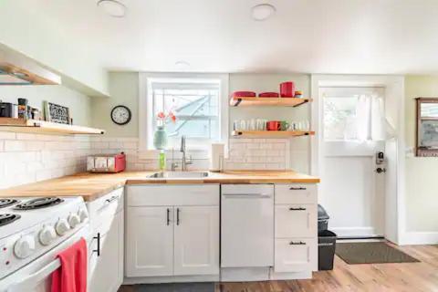 State Street Cottage, 1 Apartment *