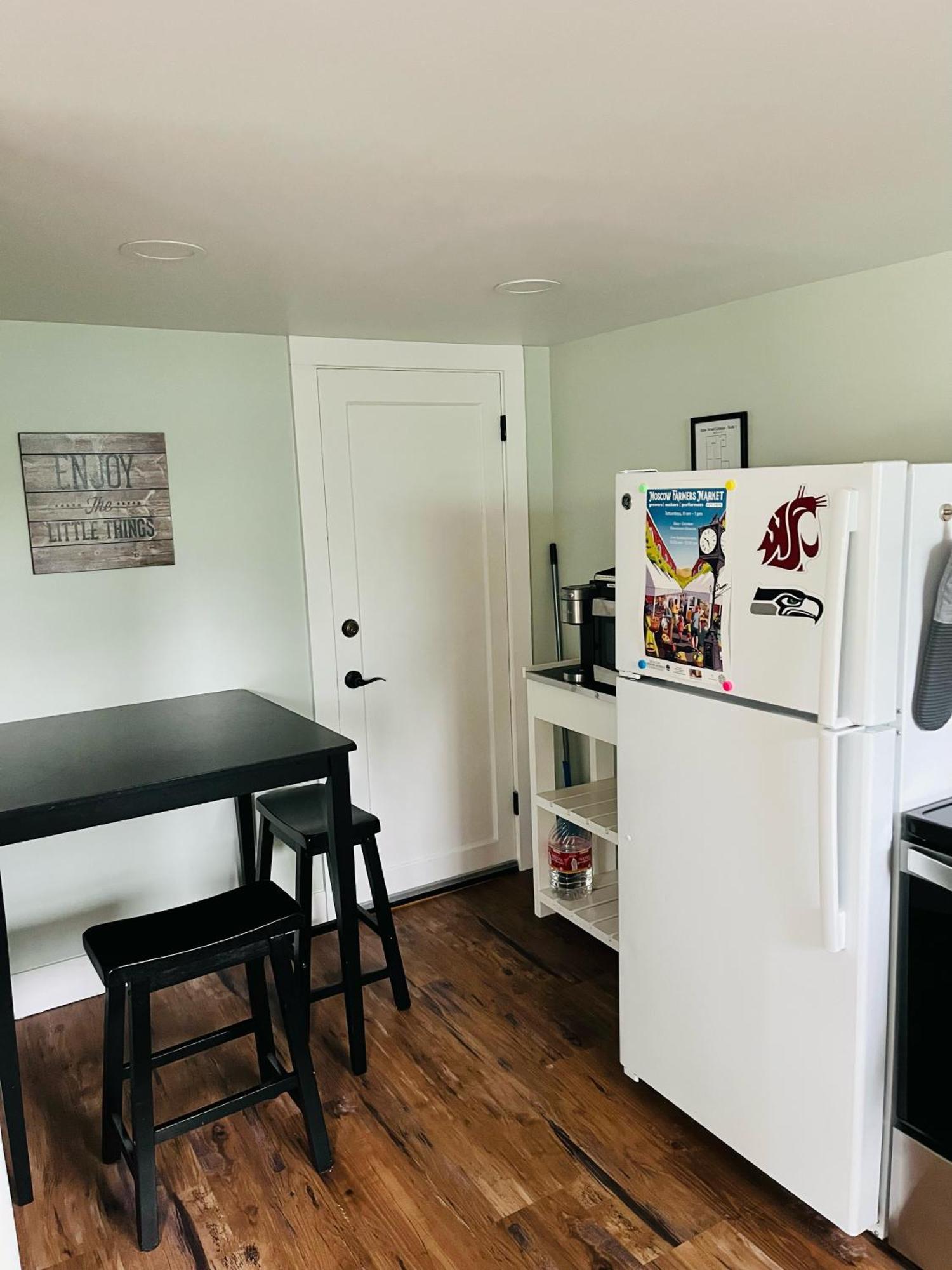 State Street Cottage, 1 Apartment *