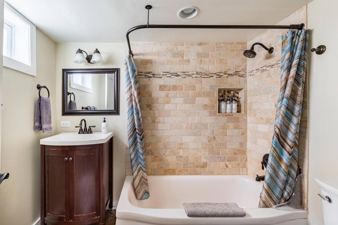 State Street Cottage, 1 * Pullman